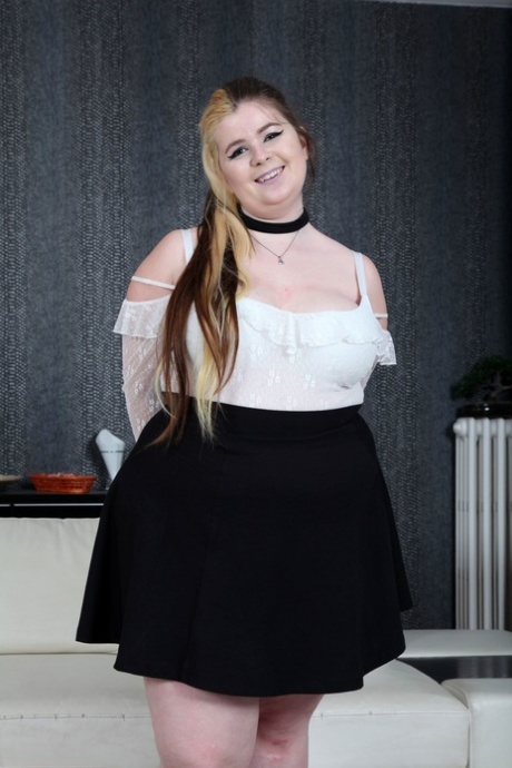 Chubby Teen Charline entblößt langsam ihren großen Bauch und Arsch in einem Solo