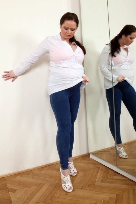 Kurvige tschechische Amateurin Sirale zeigt ihre riesigen Brüste und ihren dicken Bauch in einem Spiegel