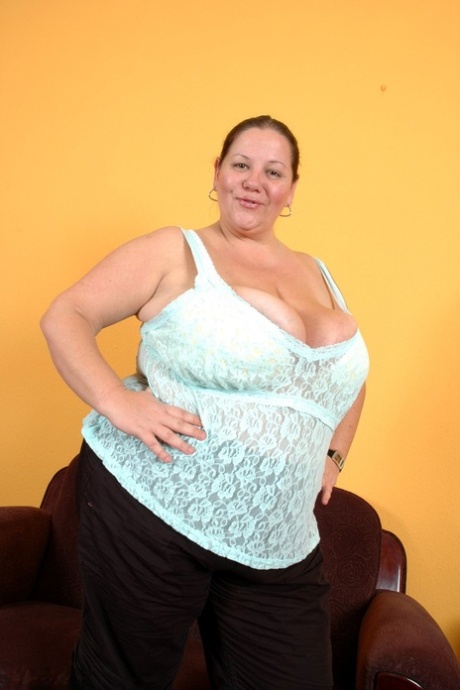 Amatør BBW Wonder Tracy stripper naken for å vise sine veldig store bryster