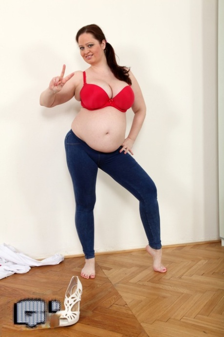 Brunett tjeckiska MILF Sirale smörjer in sina stora bröst och sin gravida mage