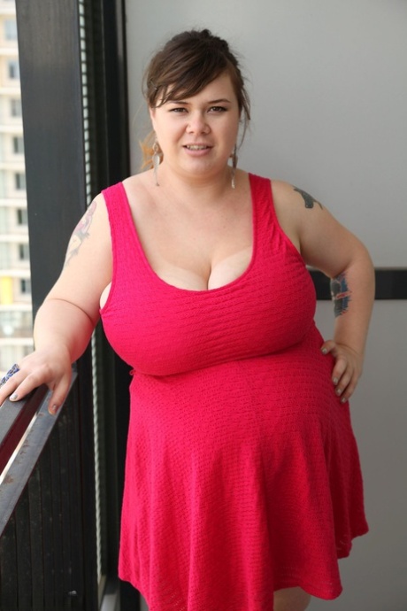 Baculatá brunetka Roxanne Miller ukazuje své tučné břicho a monstrózní prsa v sólovém snímku