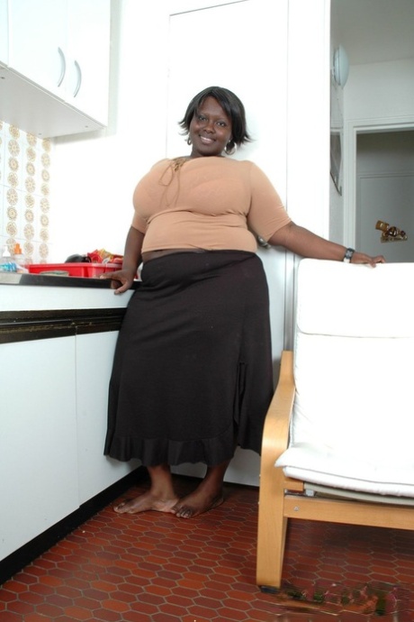 A BBW afro-americana Mariana Kodjo envolve as suas mamas enormes em fita adesiva e posa nua