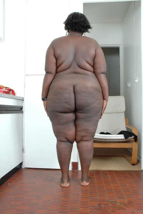Afroamerikanische BBW Mariana Kodjo wickelt Ihre riesigen Titten in Klebeband und posiert nackt