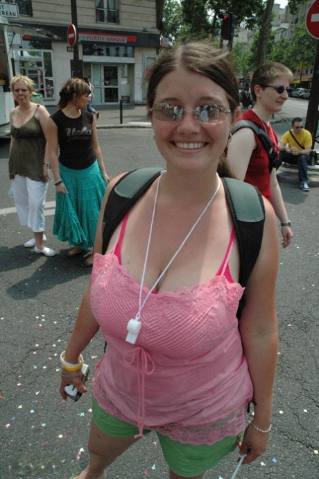La blonde BBW Leah Jayne expose ses gros seins naturels en public lors d'une émeute