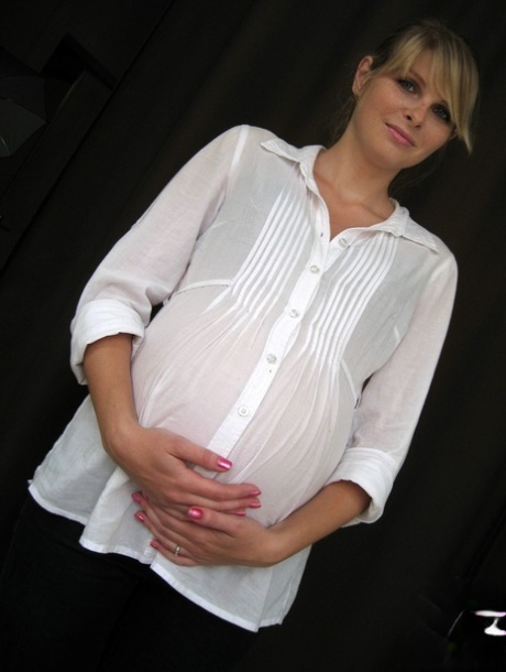 Lieve zwangere Oekraïense Wiska melkt haar grote tieten en pijpt haar