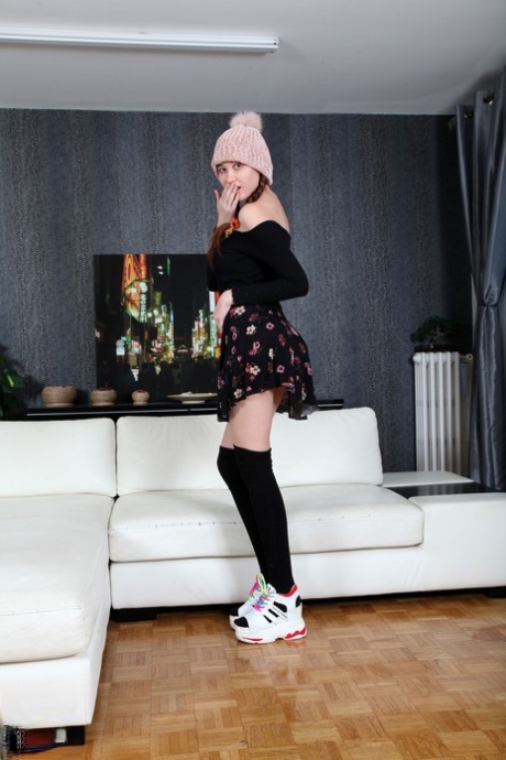 La bella ragazza russa Gisha Forza si spoglia e allarga la sua figa rosa depilata