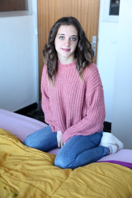 Přírodní teenagerka Anita na všech čtyřech vystavuje své nevinné růžové dírky
