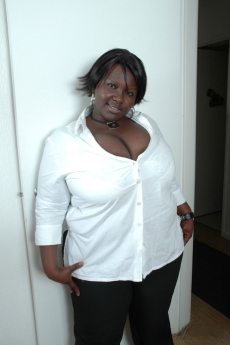 Ebony BBW Mariana Kodjo slipper sine enorme bryster løs og leger med dem