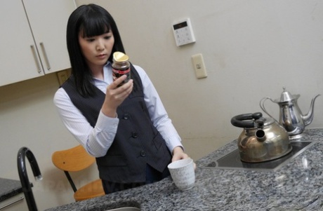 La jolie Japonaise Yui Watanabe se fait crêper le chignon par son collègue.