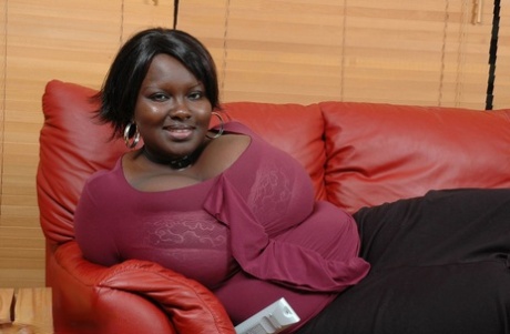 Afroamerikanska BBW Mariana Kodjo går topless och avslöjar sina gigantiska bröst