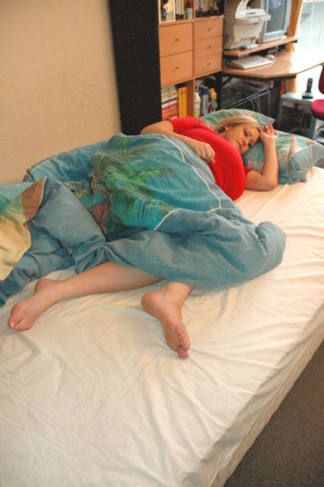 Brittiska snygging Leah Jayne leker med hennes stora naturliga meloner på sängen