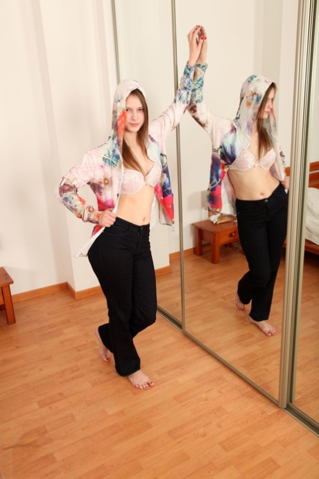Morena letona Beata Undine jugando con su pis desnuda