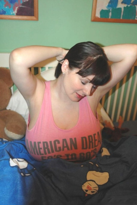Donkerharige amateur Lorna Morgan laat haar enorme borsten zien en strekt haar kont uit