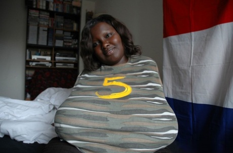 太った黒人女性Mariana Kodjoが特大の天然乳を見せつける