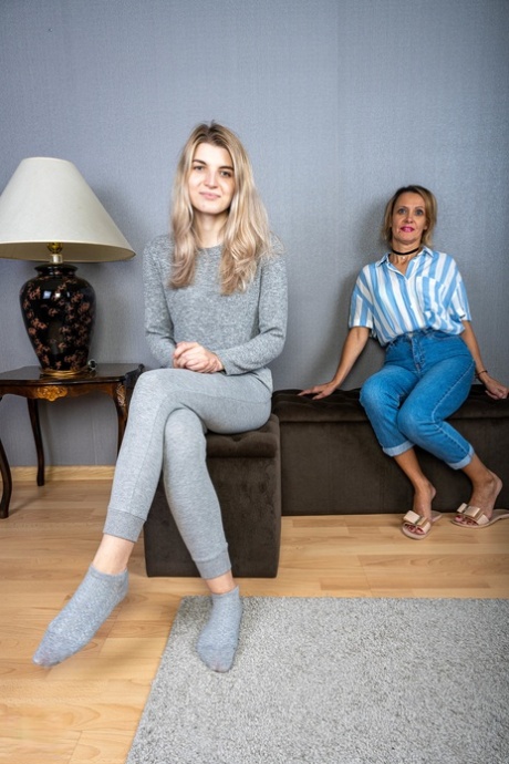Den høje teenage-hottie Monro bliver tilfredsstillet oralt af den modne lesbiske Gerda Ice