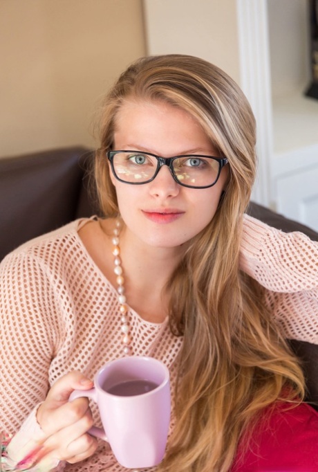 Sophie Sparks montre sa chatte de près.