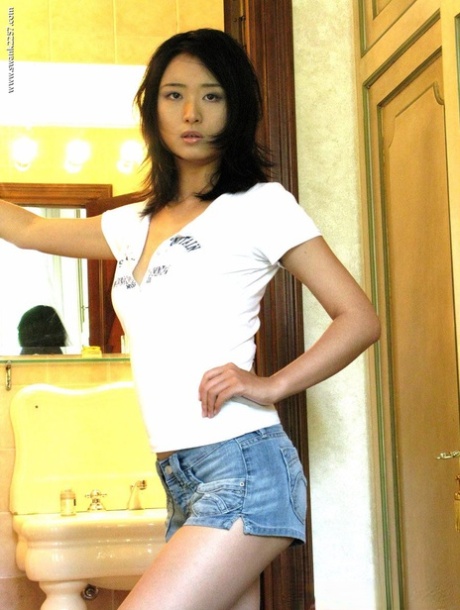 Asiatischer Pornostar Elisa zeigt ihren haarigen Schritt und posiert nackt in einem Solo