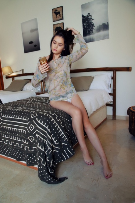 Американская красотка Кейси Лейн демонстрирует свое потрясающее тело и позирует на кровати