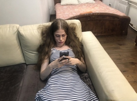 Amatorska nastoletnia frajerka Anna Rey zostaje podwójnie zerżnięta na kanapie