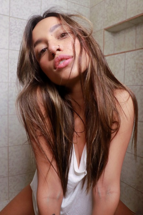 Latynoska nastolatka z naturalnymi cyckami Camila Luna pieści swoją mokrą cipkę pod prysznicem