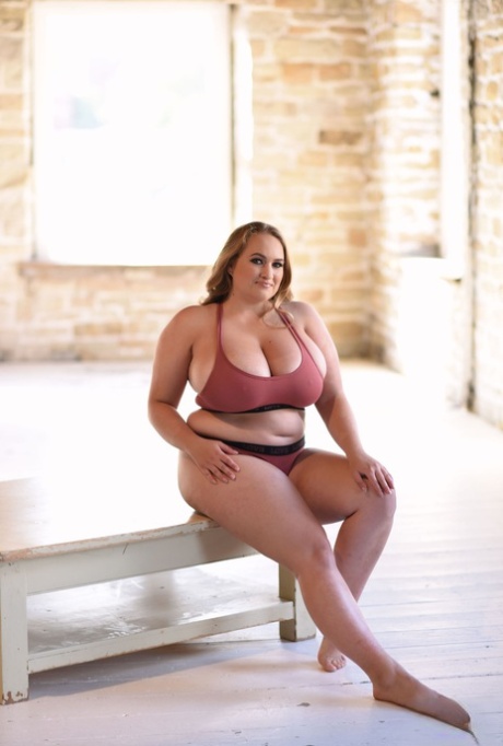 Tlustá modelka Sara Willisová vystavuje svá monstrózní prsa a pózuje nahoře bez