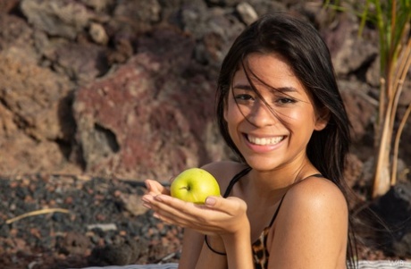 La atractiva adolescente latina Karin Torres exhibe su vagina depilada al aire libre