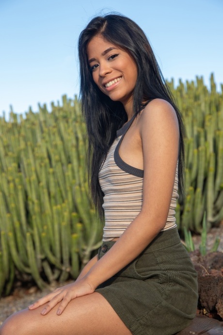 Petite Venezuelské teen Karin Torres šíří její kundu v kaktusu pole