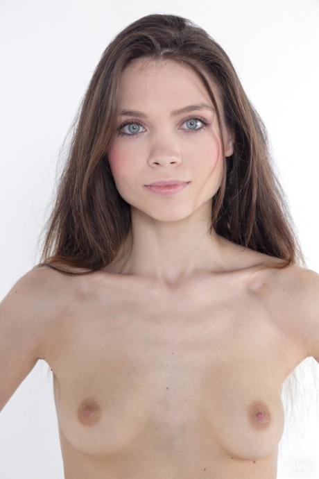 Hübsche Teenagerin Adriana zeigt ihre kleinen Brüste und ihre enge rasierte Muschi