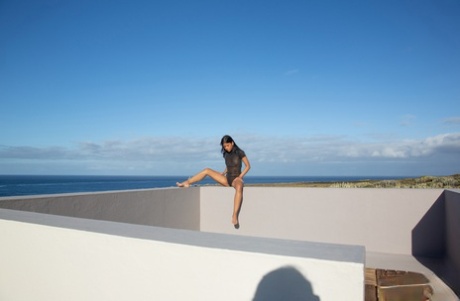 A latina Karin Torres, de mamas pequenas, expõe o seu belo corpo e posa na varanda