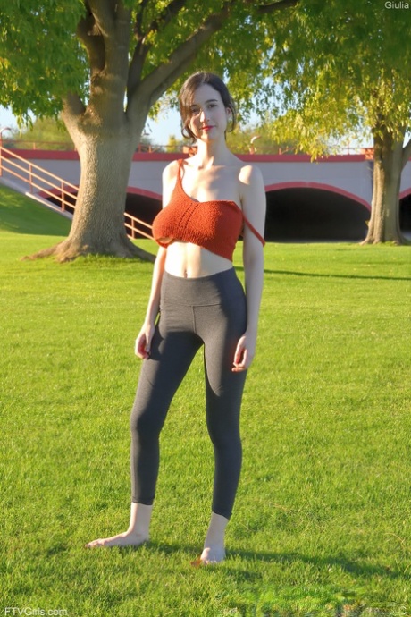 Giulia expose ses gros seins dans un pantalon de yoga en plein air.