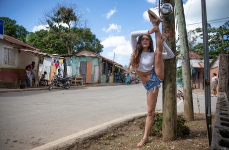 Härlig tonåring i jeansshorts Irene Rouse sträcker ut sina långa ben i offentligheten