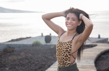 A venezuelana excitada com um body de leopardo Karin Torres revela a sua rata numa doca