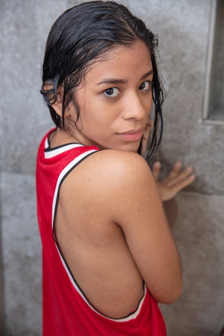 A bela adolescente latina Karin Torres a brincar com a sua rata irresistível no chuveiro
