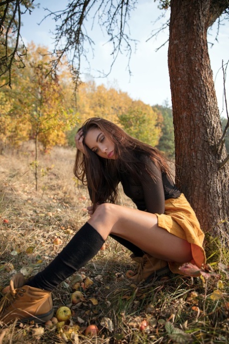 Sabrisse, une adolescente brune, expose son vagin taillé et pose en plein air