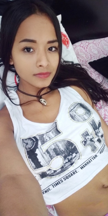 A maravilhosa adolescente latina Liloo tira selfies das suas mamas, rata e pés sensuais