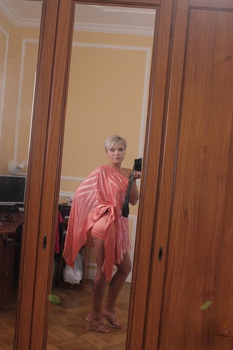 Den korthåriga snyggingen Oxy Summer poserar utmanande i sin sexiga långklänning