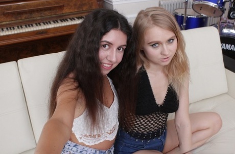 Zwei Amateur-Teens Katty West & Light Fairy zeigen ihre kleinen Titten und Sex-Füße