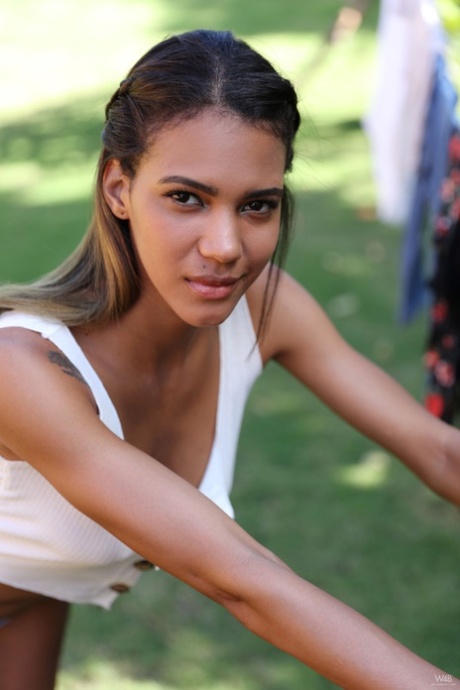 Glam Latina-teen Abril viser sin lækre fisse og saftige bryster udendørs