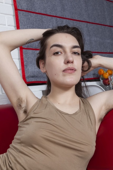 Amerikanske Milena Juice slikker sine ubarberede armhuler og gnubber sin pelsede kusse