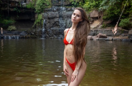 Tonåring Leona Mia doffs hennes bikini för att visa varje tum av hennes smala kropp utomhus