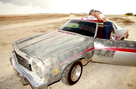 Sexy Babe Ruth Medina entblößt ihren natürlichen Körper und posiert auf einem alten Taxi