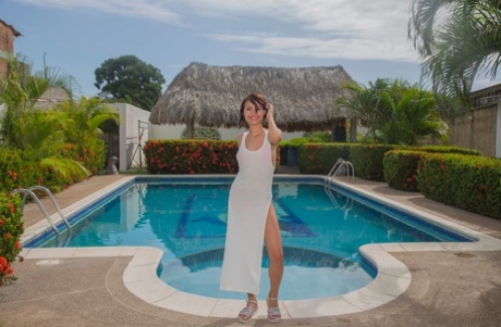 プールサイドで挑発的なドレスでポーズをとるベネズエラ人モデルのナタリ・レオン