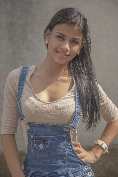 Denisse Gomez, en søt latinamerikansk tenåring, viser frem den flotte figuren sin i jeans.