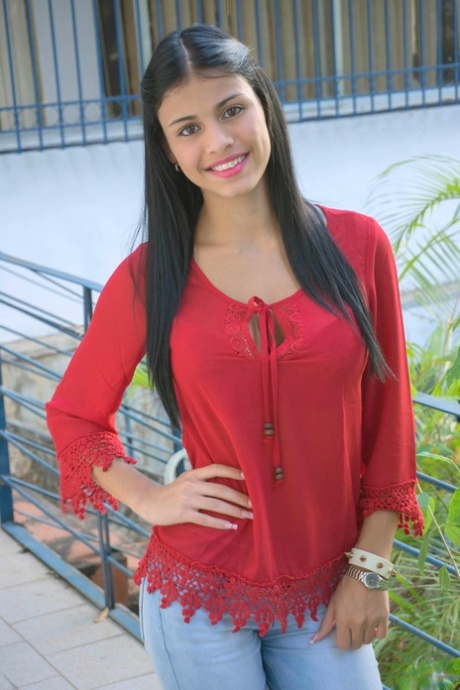 Denisse Gomez, en vakker latinamerikaner, prøver ut ulike kleskombinasjoner.