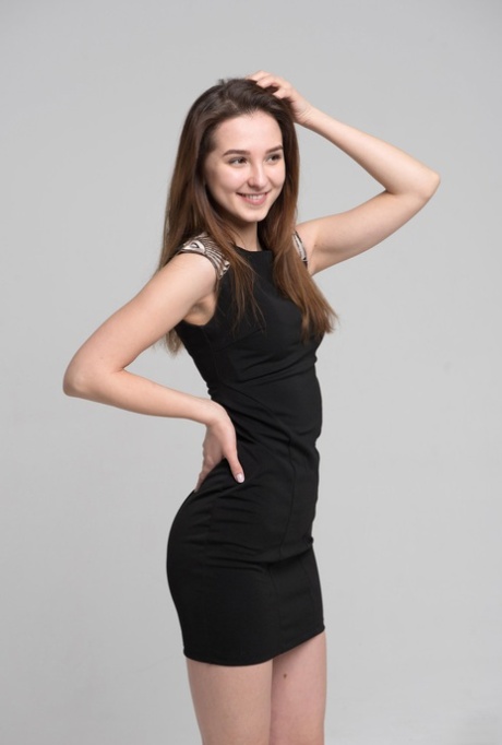 Europees schatje Milana trekt haar zwarte jurk uit om haar geweldige figuur te laten zien