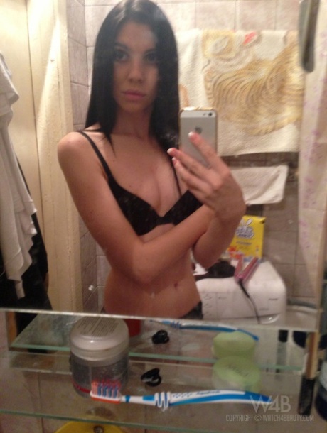 Ukrainska tonåringen Amy Light visar upp sin helt nakna smala kropp