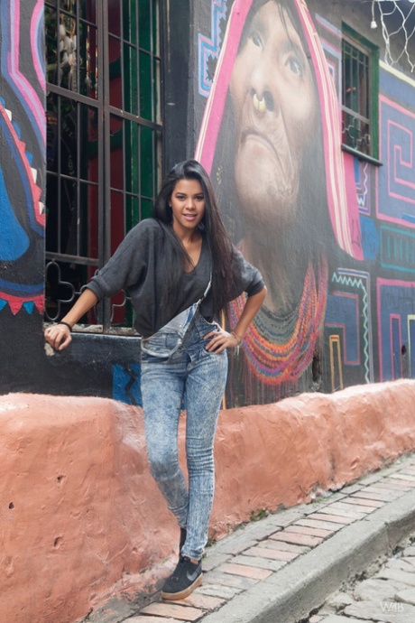 コロンビアの美女ケンドラ・ロールが上質なバストを露わにし、アソコを見せる