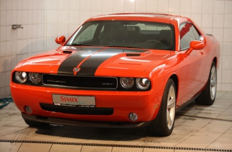 Sexy carwash meisje Terka pronkt met haar perfecte tieten tijdens het wassen van een muscle car