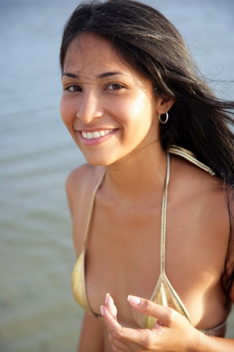 Söt smal brunett tonåring Ruth Medina poserar naken i grunt vatten