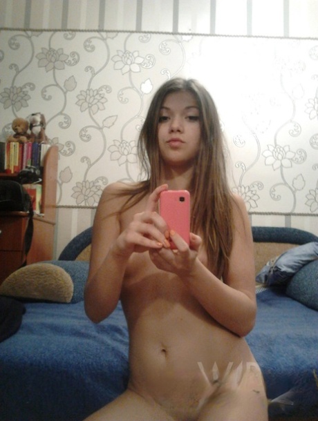 Söt tonårstjej Helga tar selfies av sin fantastiska nakna kropp i spegeln